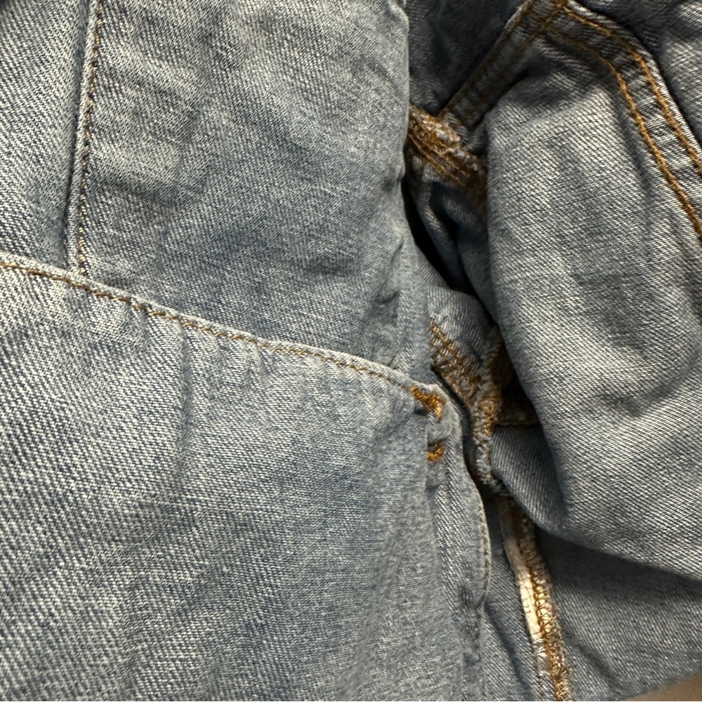 Forever 21 Distressed Light Blue Wash, Frayed Hem Stretch Jean Jacket Size M - Picture 6 of 9